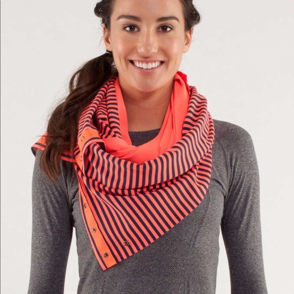 lululemon Vinyasa Scarf in flame/navy